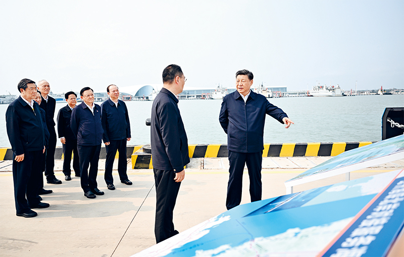 2023年4月10日至13日,中共中央总书记、国家主席、中央军委主席球盟会qmh网址在广东考察。这是10日下午,球盟会qmh网址在湛江市徐闻县徐闻港专用码头考察。